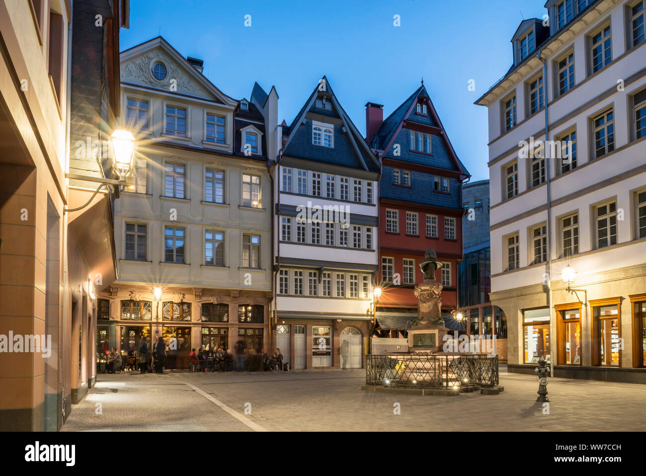 Frankfurt am Main, Hesse, Allemagne, le 'HÃ¼hnermarkt Stotze' square avec la fontaine dans la vieille ville de nouveau au crépuscule, Banque D'Images