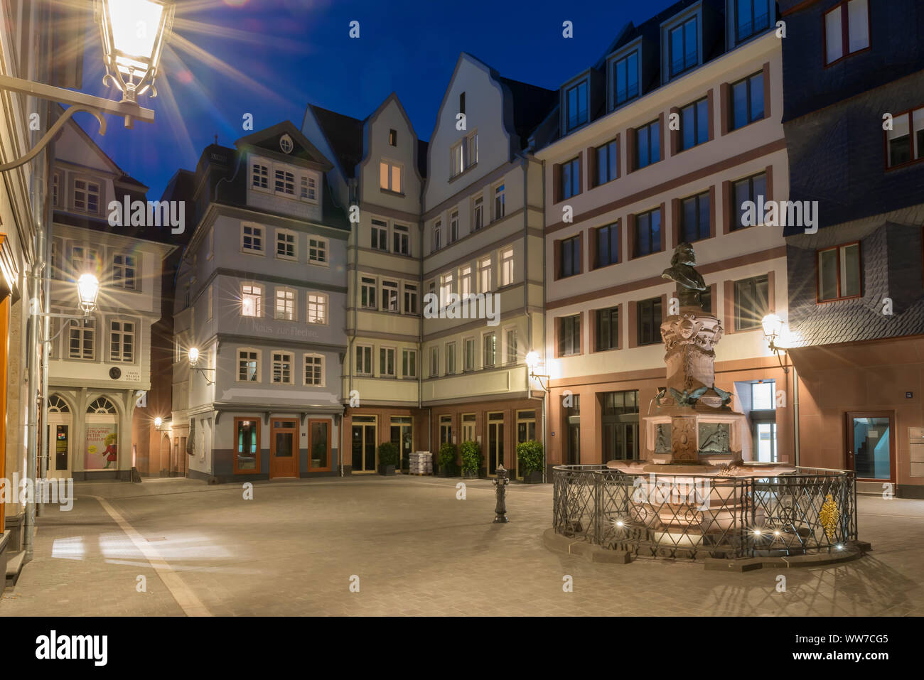 Frankfurt am Main, Hesse, Allemagne, la place 'HÃ¼hnermarkt Stotzebrunnen" avec la vieille ville dans le nouveau à la tombée du jour, Banque D'Images