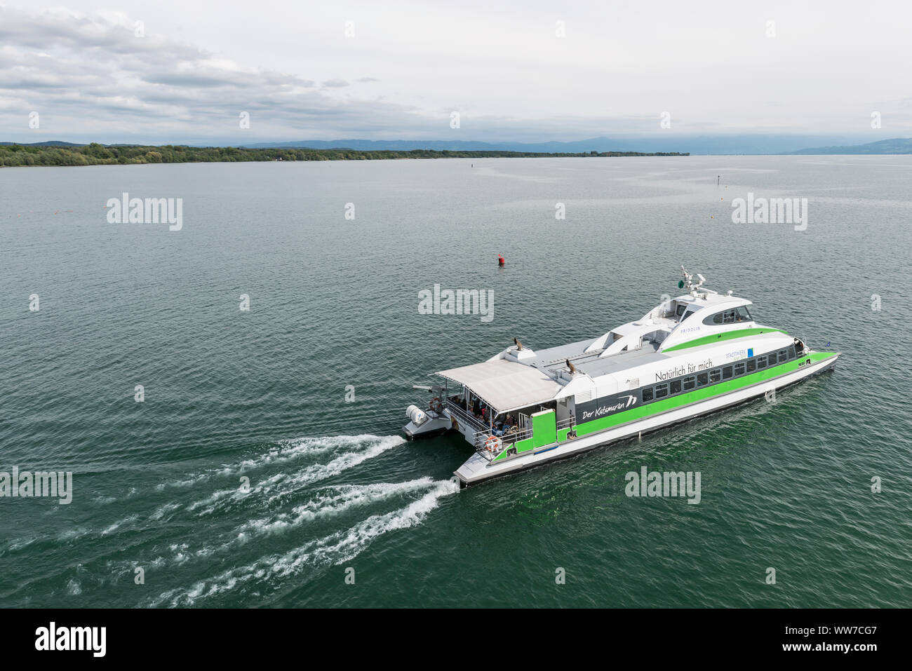 Le Lac de Constance, Friedrichshafen, Baden-WÃ¼rttemberg, Allemagne, vue sur le lac de Constance avec catamaran, Banque D'Images