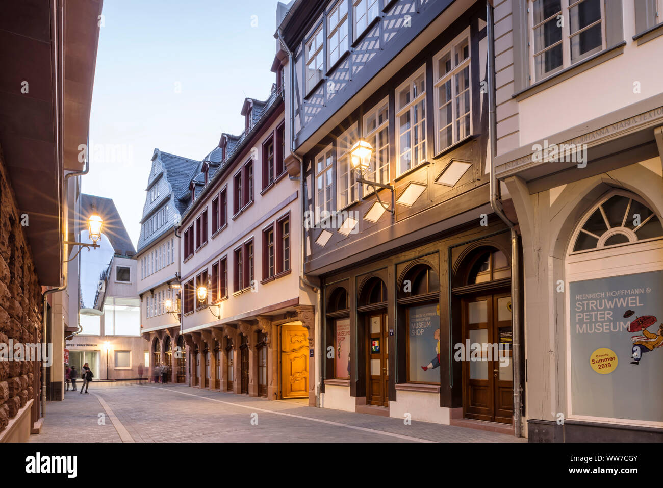 Frankfurt am Main, Hesse, Allemagne, la rue Lévis hinter dem¤mmchen' dans la nouvelle vieille ville, crépuscule, Banque D'Images