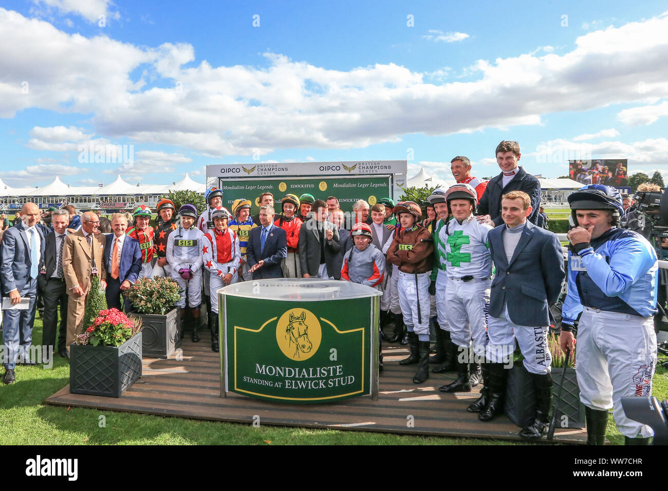 11 septembre 2019, l'Hippodrome de Doncaster, Doncaster, Angleterre ; William Hill St Leger Festival - DC Training & Development Services Ltd Leger Bug Day, 3:00 Dc des Services de formation et de perfectionnement ; Enjeux Scarborough tous les jockeys légendes s'alignent pour une photo de groupe avant la course Banque D'Images