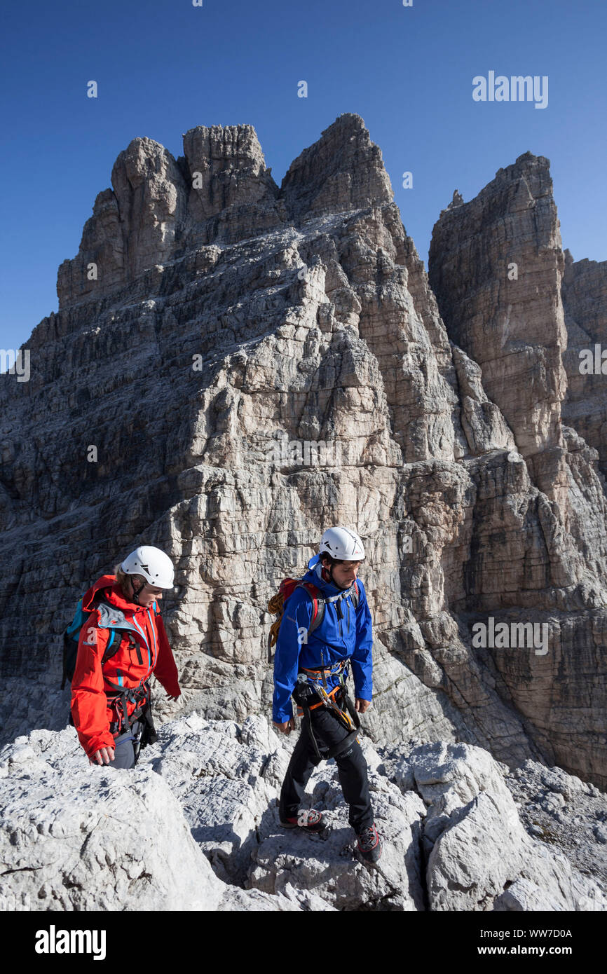 Mountaineer dans les Dolomites de Brenta sur le chemin de refuge Tuckett, Madonna di Campiglio, Trentino, en Italie Banque D'Images