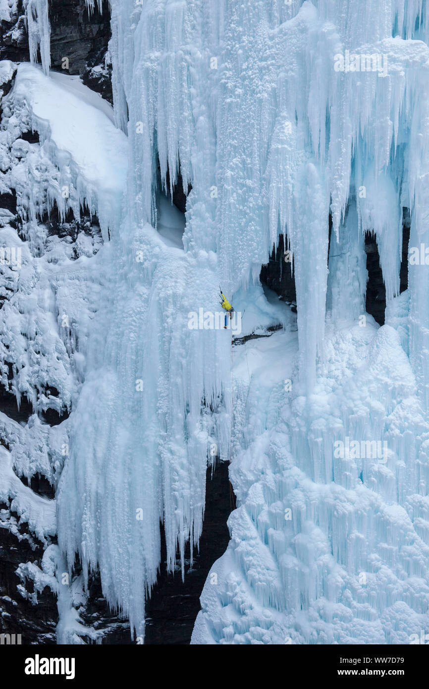 Cascade de glace dans les Alpes de Lyngen, Péninsule de Lyngen Fylke Troms, Norvège en Banque D'Images