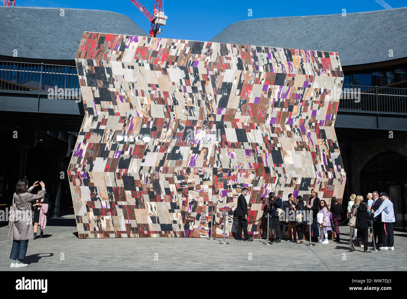 Londres, Royaume-Uni. 13 Septembre, 2019. Martino Gamper's discothèque Carbonara a été installé dans le charbon tombe comme un festival de Cour Commission pour le London Design Festival. Une "fausse façade d'une discothèque avec un regard neuf sur le bardage traditionnel de l'Alpes italiennes', il est conçu comme une passerelle et inspirés par le concept d'un village Potemkine tel que construit pour impressionner l'impératrice Catherine II par son amant Grigori Potemkine, lors de son voyage en Crimée en 1787. Credit : Mark Kerrison/Alamy Live News Banque D'Images