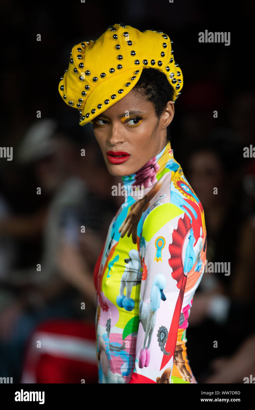 Modèles sur le podium lors de la Pam Hogg Printemps/Été 2020 London Fashion Week show à Victoria House, Bloomsbury Square à Londres. Banque D'Images