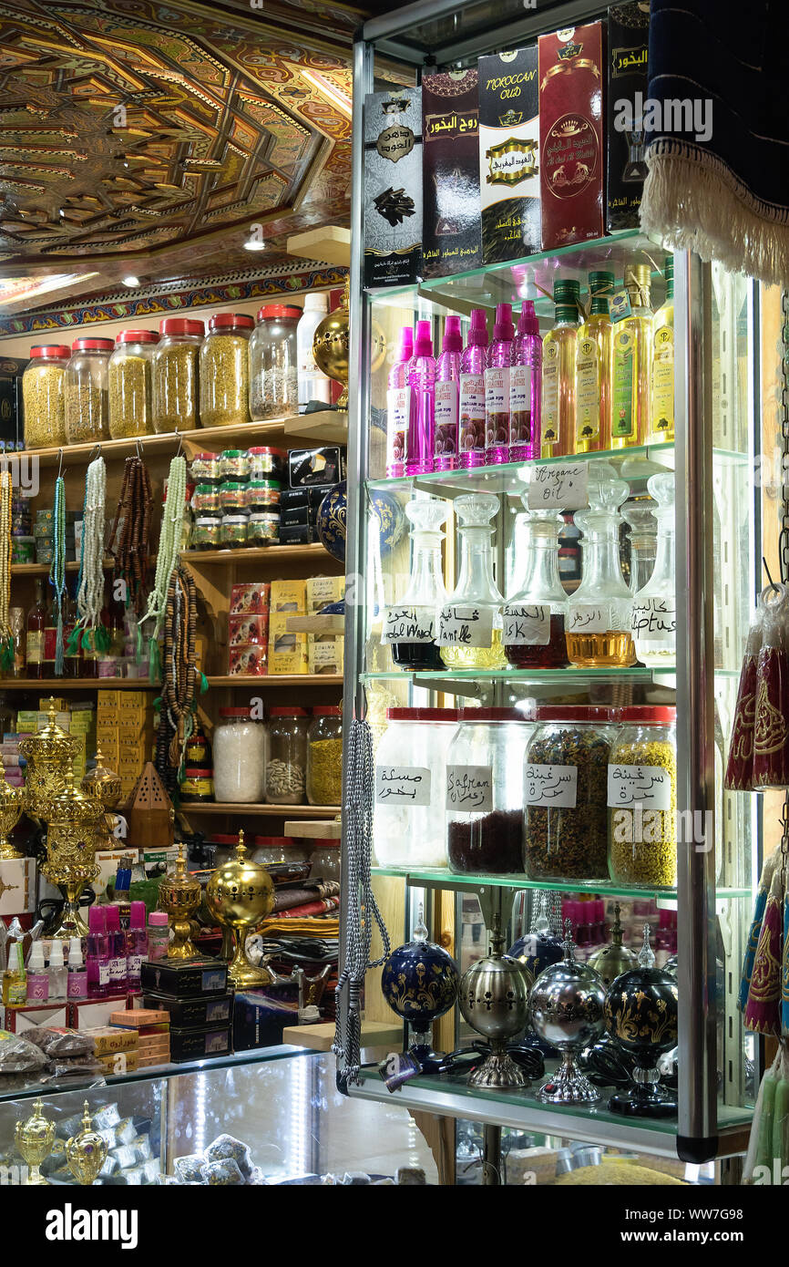 Maroc, Fès, Souk, marché, marché, pharmacie, décrochage Banque D'Images