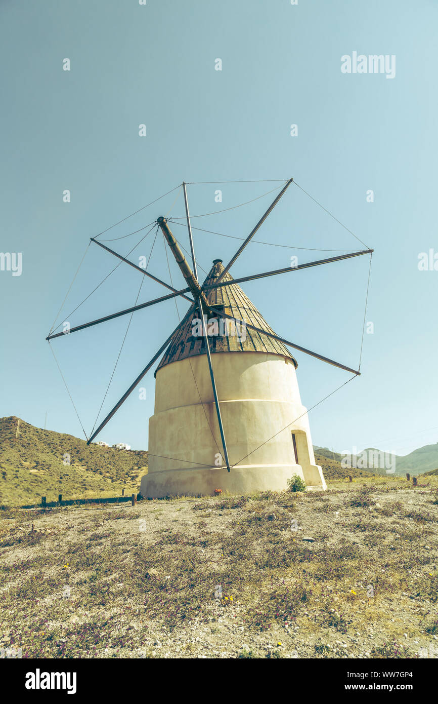 Un moulin à vent traditionnel dans le parc national de Cabo de Gata, près de San JosÃ©, Almeria, Espagne, Europe Banque D'Images