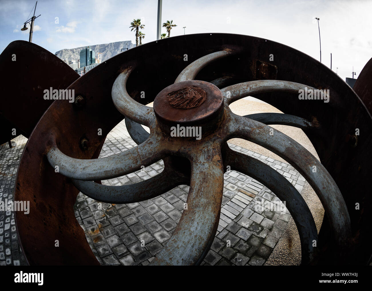 Sculpture de masse angulaire à la V&A Waterfront dans la ville sud-africaine de Cape Town Banque D'Images