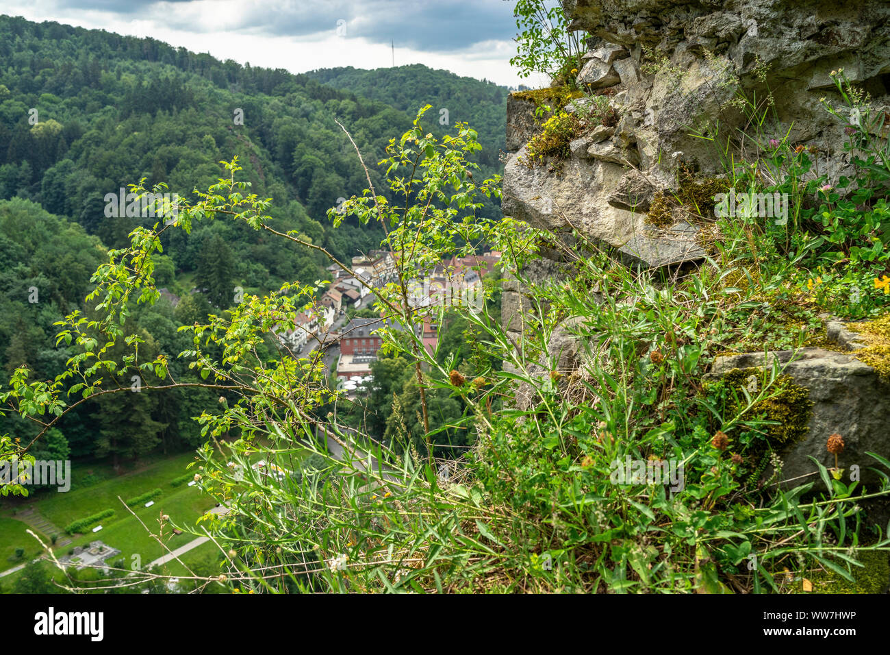 Allemagne, Bavière, Fichtelgebirge, Bad Berneck, vue depuis le Hohenberneck les ruines du château de Bad Berneck et le parc thermal Banque D'Images