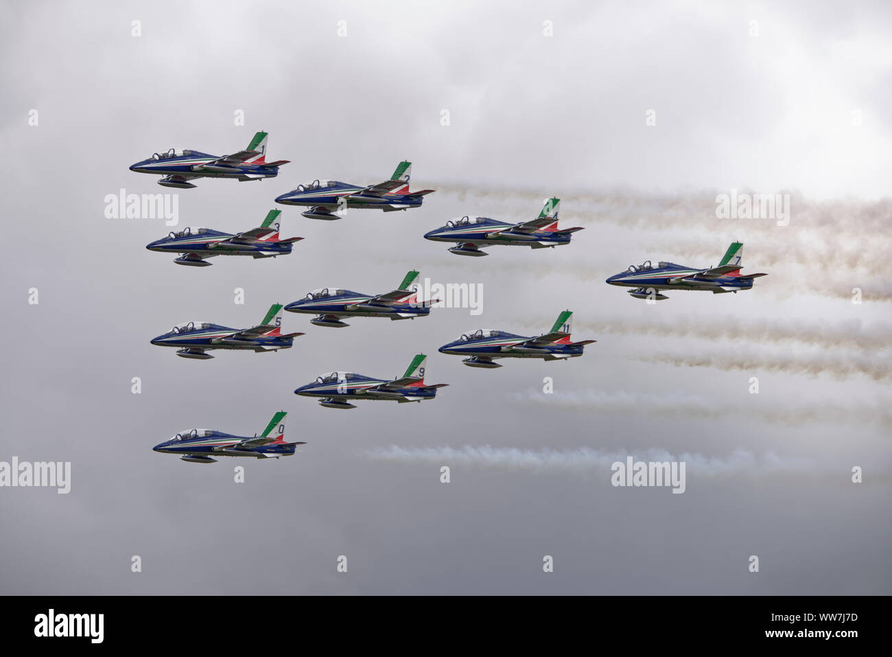 L'Armée de l'air italienne d'acrobaties aériennes militaires de l'équipe d'affichage Il Frecce Tricolori dans leurs Aermacchi À-339un avion d'entraînement à réaction mis sur un affichage de grande qualité. Banque D'Images