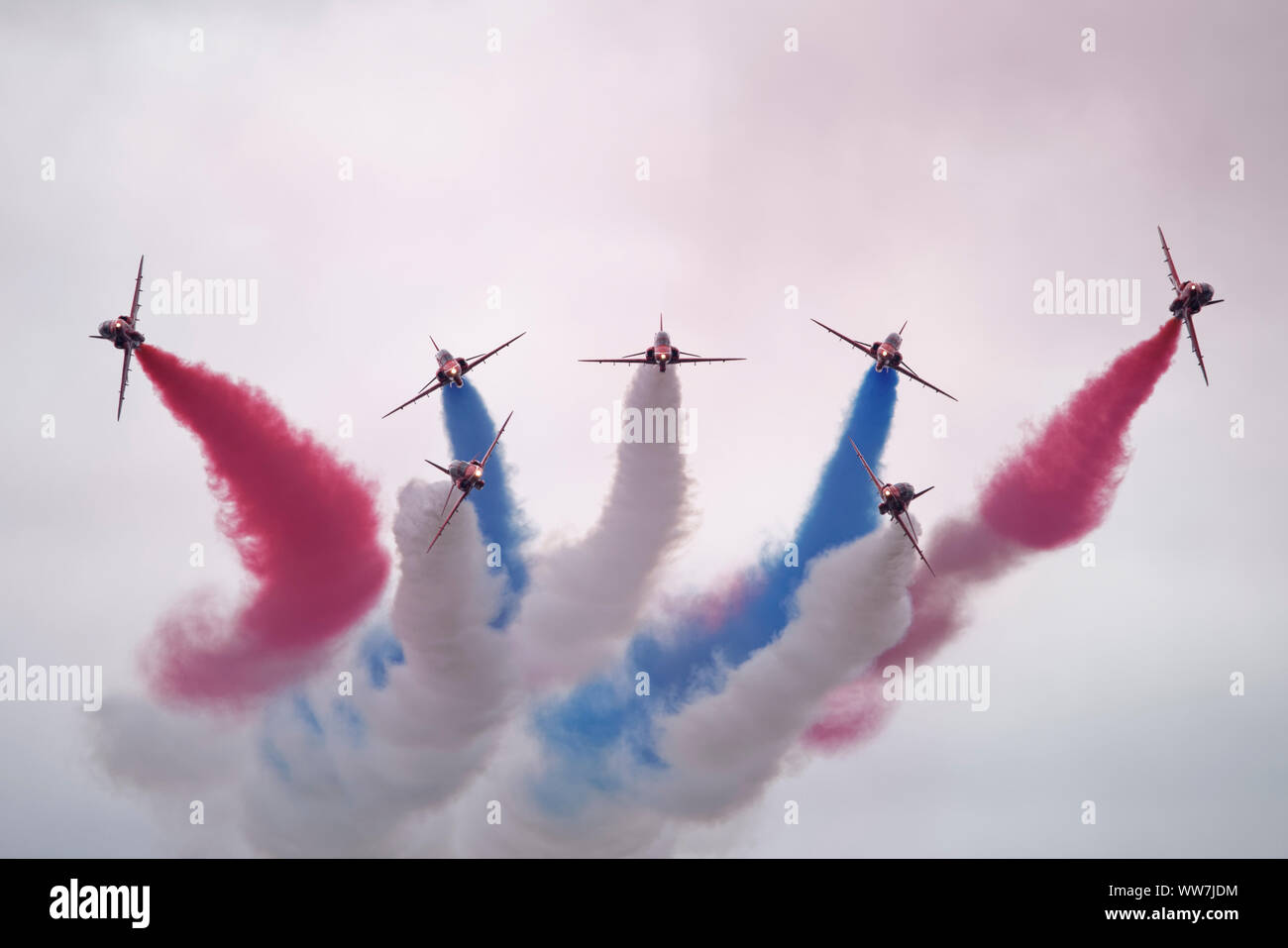 La Royal Air Force britannique des flèches rouges Aerobatic Display Team effectuer leur manoeuvre à la pause Vixen Royal International Air Tattoo Banque D'Images