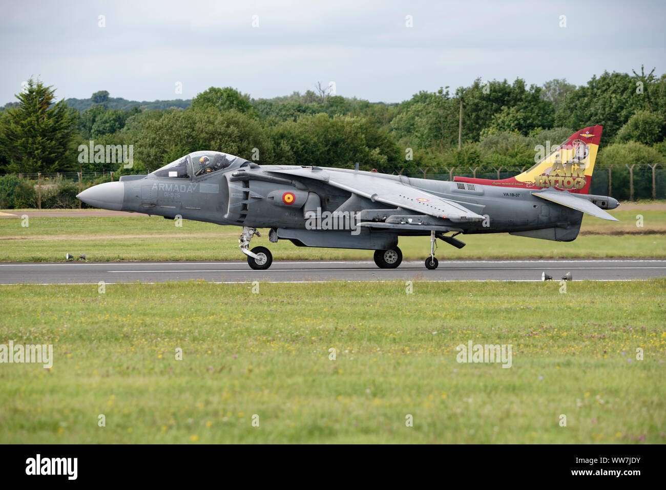 Chasseur Harrier de la marine espagnole VA1B-37 circule le long de la piste à RAF Fairford dans Gloucestershire au RIAT Banque D'Images
