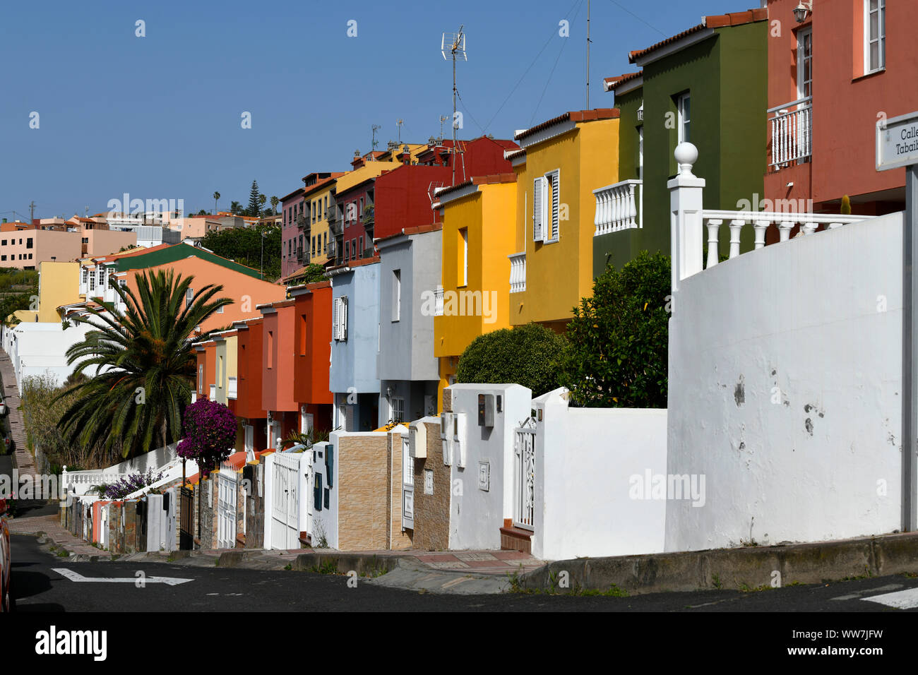 Maisons colorées, dans la rue El Sauzal, Tenerife, Canaries, Espagne Banque D'Images