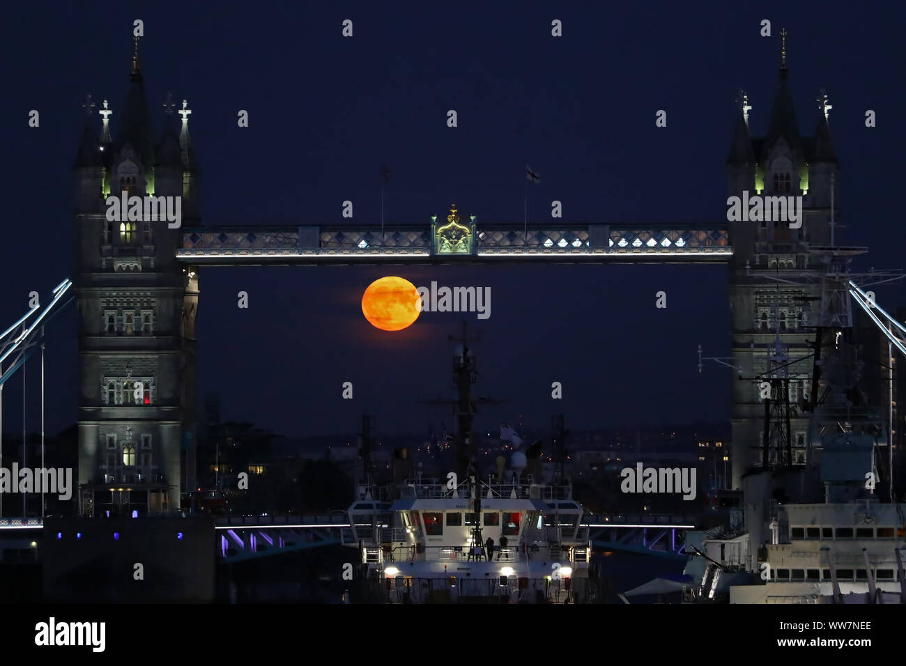 Londres, Royaume-Uni. 13 Sep, 2019. La pleine lune des moissons s'élève à travers le Tower Bridge, Londres, Angleterre. Credit : España/Alamy Live News Banque D'Images