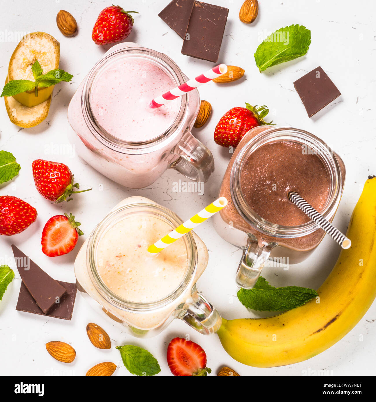 Ensemble de milkshakes dans des pots Mason. Banque D'Images