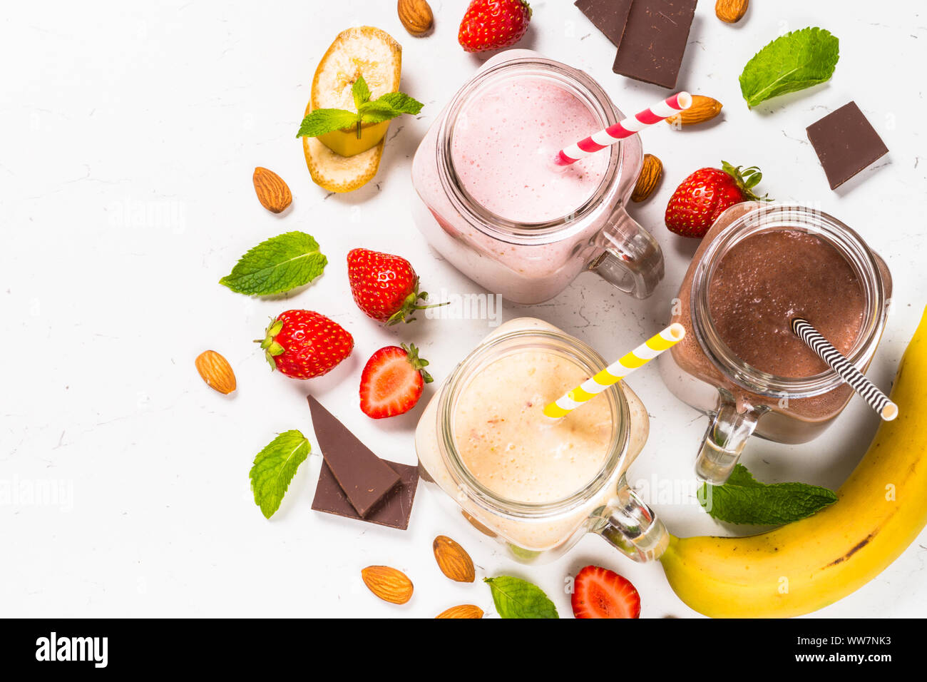 Ensemble de milkshakes dans des pots Mason. Banque D'Images
