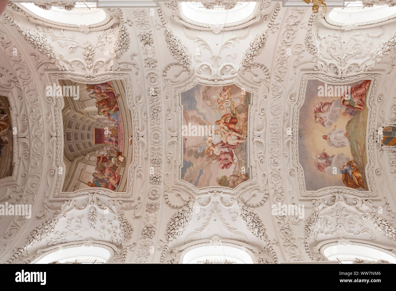 Vue intérieure avec fresques au plafond et de stuc, basilique Saint Quirin, monastère, château Tegernsee, Tegernsee, Bavière, Allemagne, Europe Banque D'Images