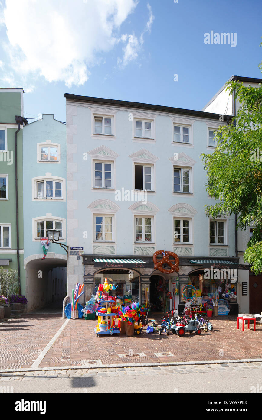 Maison de ville historique, magasin de jouets, Wasserburg am Inn, Upper Bavaria, Bavaria, Germany, Europe Banque D'Images