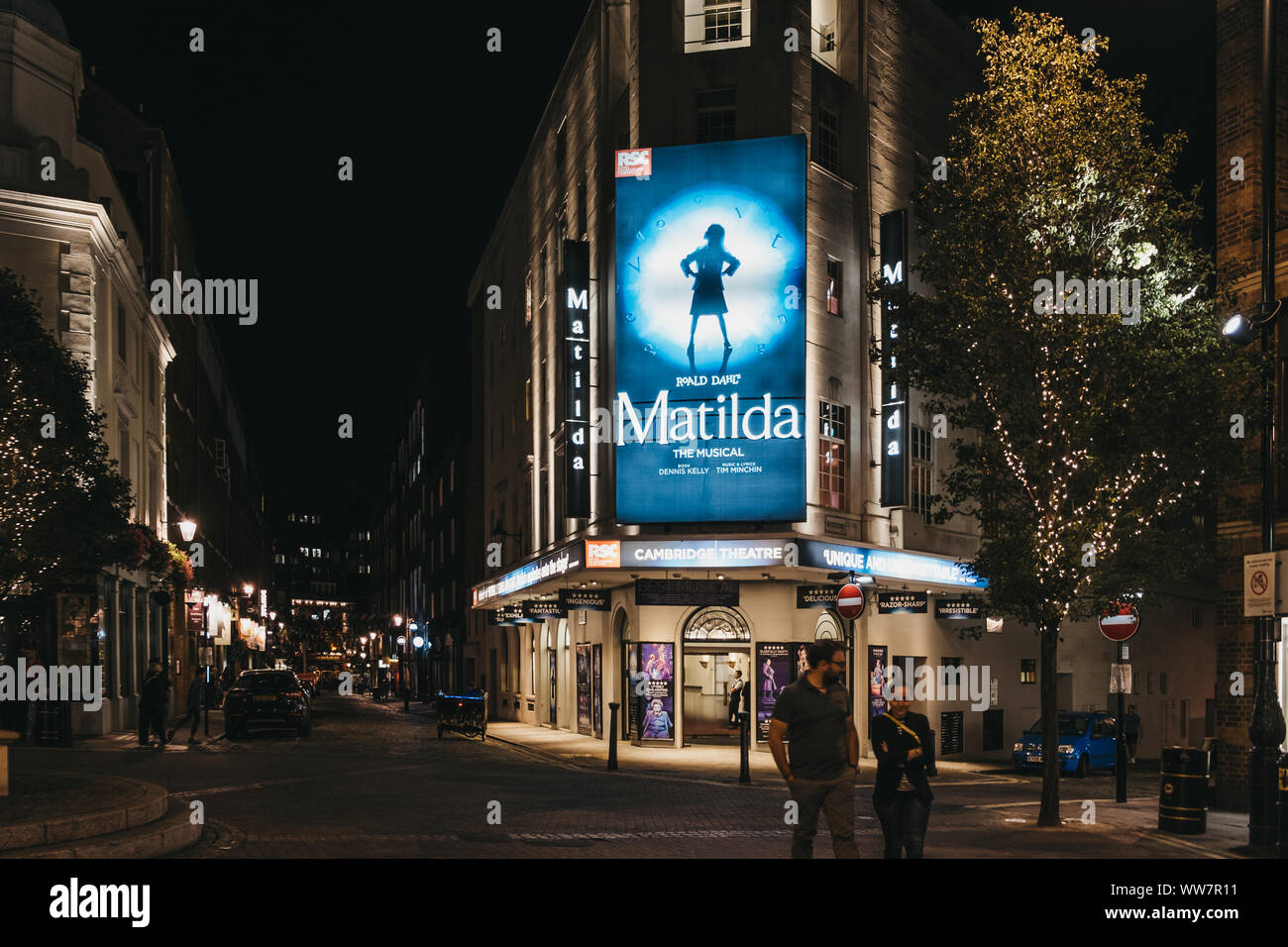 Londres, Royaume-Uni - 31 août 2019 : façade de Cambirdge Theatre sur sept cadrans, Londres, montrant encore de Matilda, de nuit, p Banque D'Images