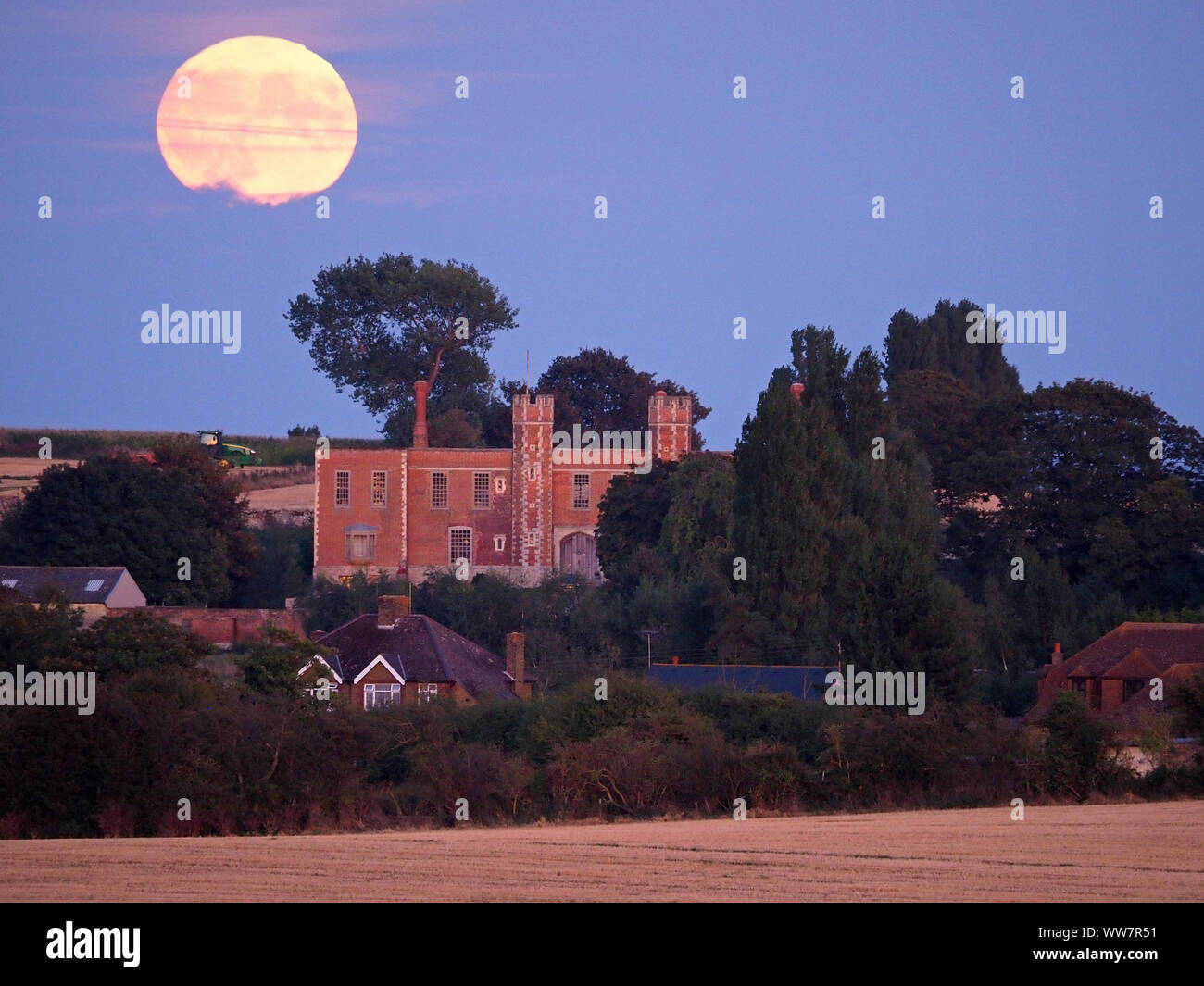 Eastchurch, Kent, UK. 13 Septembre, 2019. Météo France : la pleine lune croissante au vu de la récolte Shurland historique Hall (où Henry VIII a passé sa lune de miel) à Eastchurch, Kent ce soir. Credit : James Bell/Alamy Live News Banque D'Images