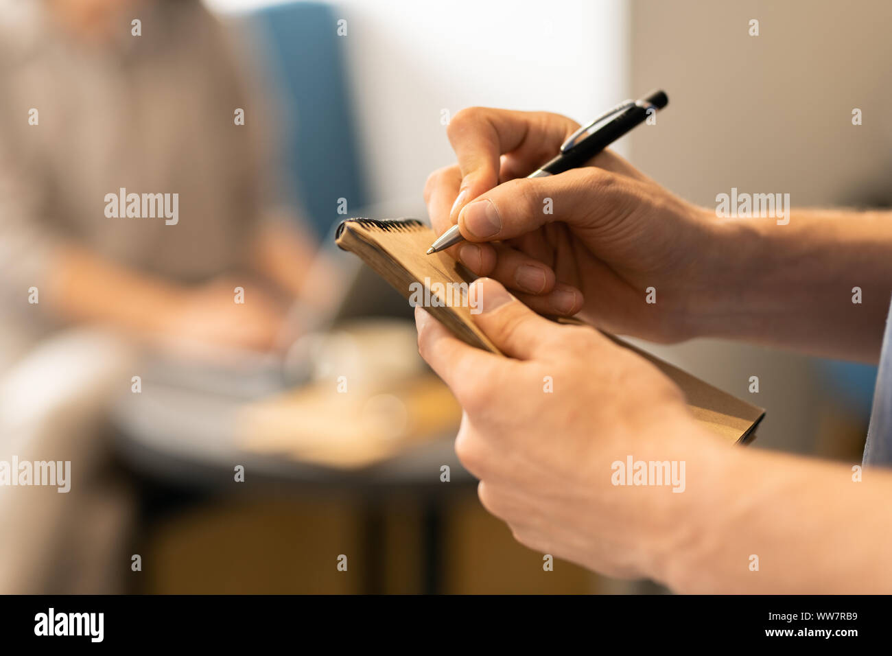 Garçon de café moderne restaurant ou de prendre des notes pendant son service client Banque D'Images