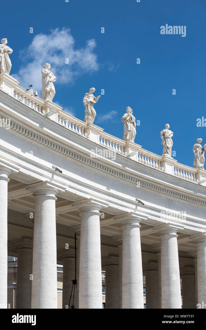 Vatican, sculptures sur les colonnades de la Place St. Banque D'Images