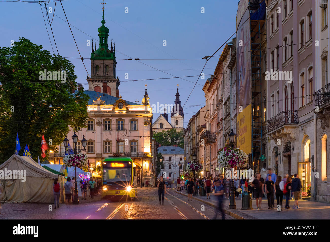Lviv (Lemberg), Lwiw : square Rynok (place du marché), la rue Ruska, tramway, Dormition ou église de l'Assomption (église orthodoxe ukrainienne) (centre) de , Banque D'Images