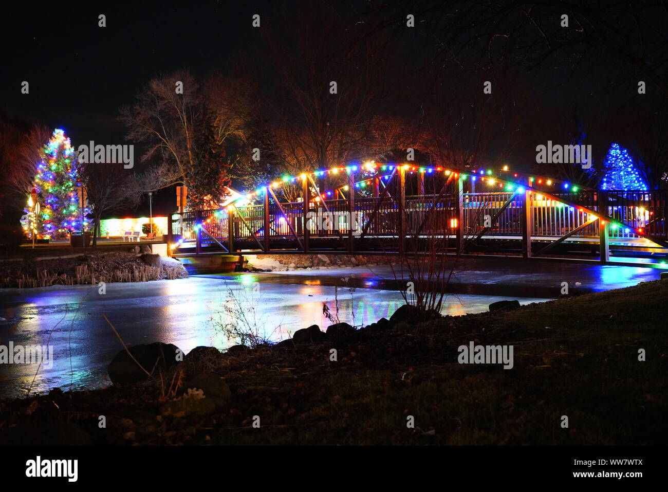 Fond du Lac, Wisconsin habillé le parc au bord du lac avec des lumières de  Noël pour les vacances de Noël Photo Stock - Alamy