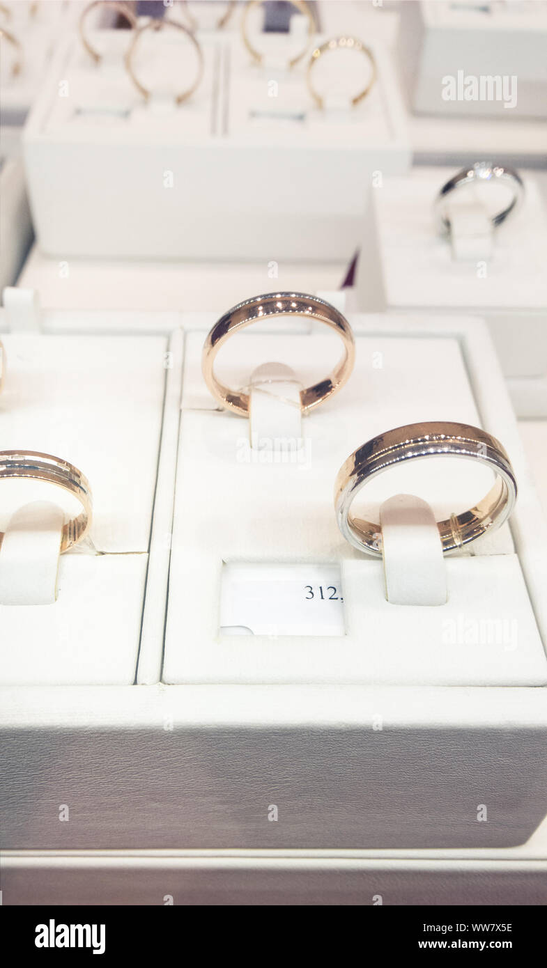 Les anneaux de mariage dans une vitrine Banque D'Images
