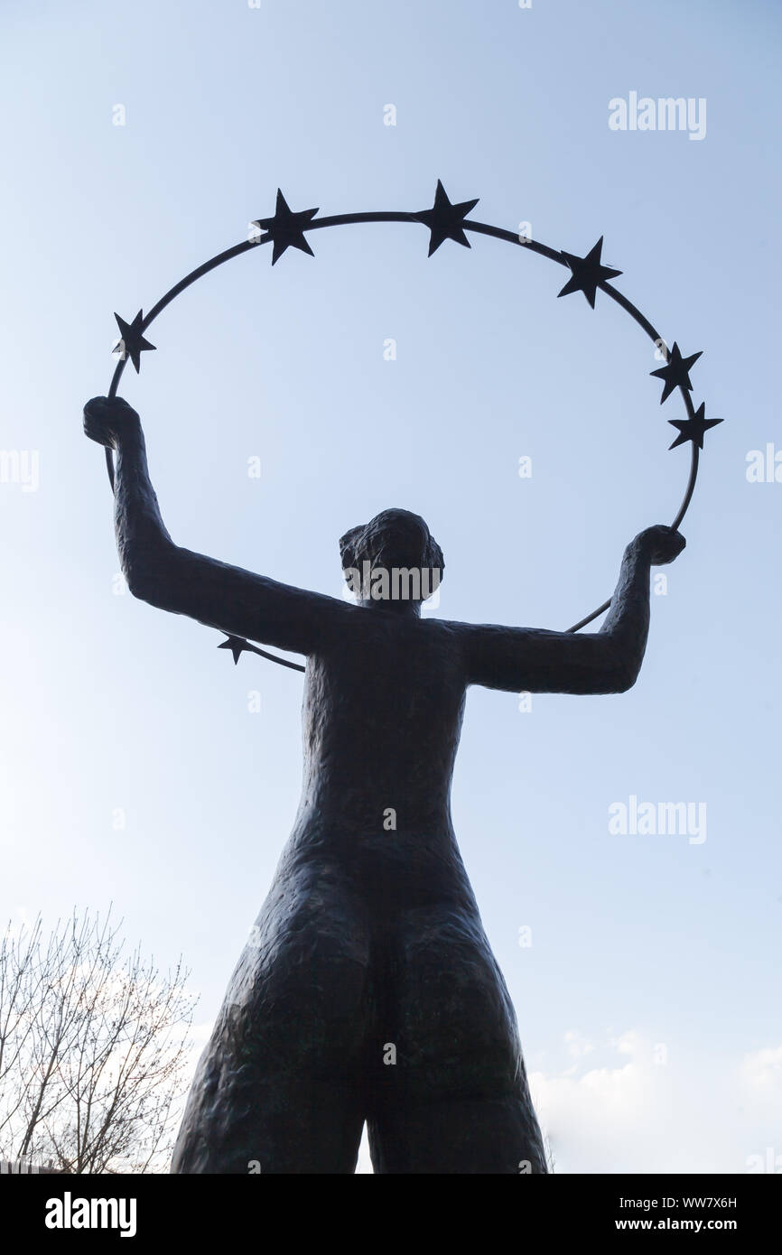 Statue de l'Europe tenant un anneau avec l'étoile dans la main, elle se tient derrière le Parlement européen à Strasbourg, Banque D'Images