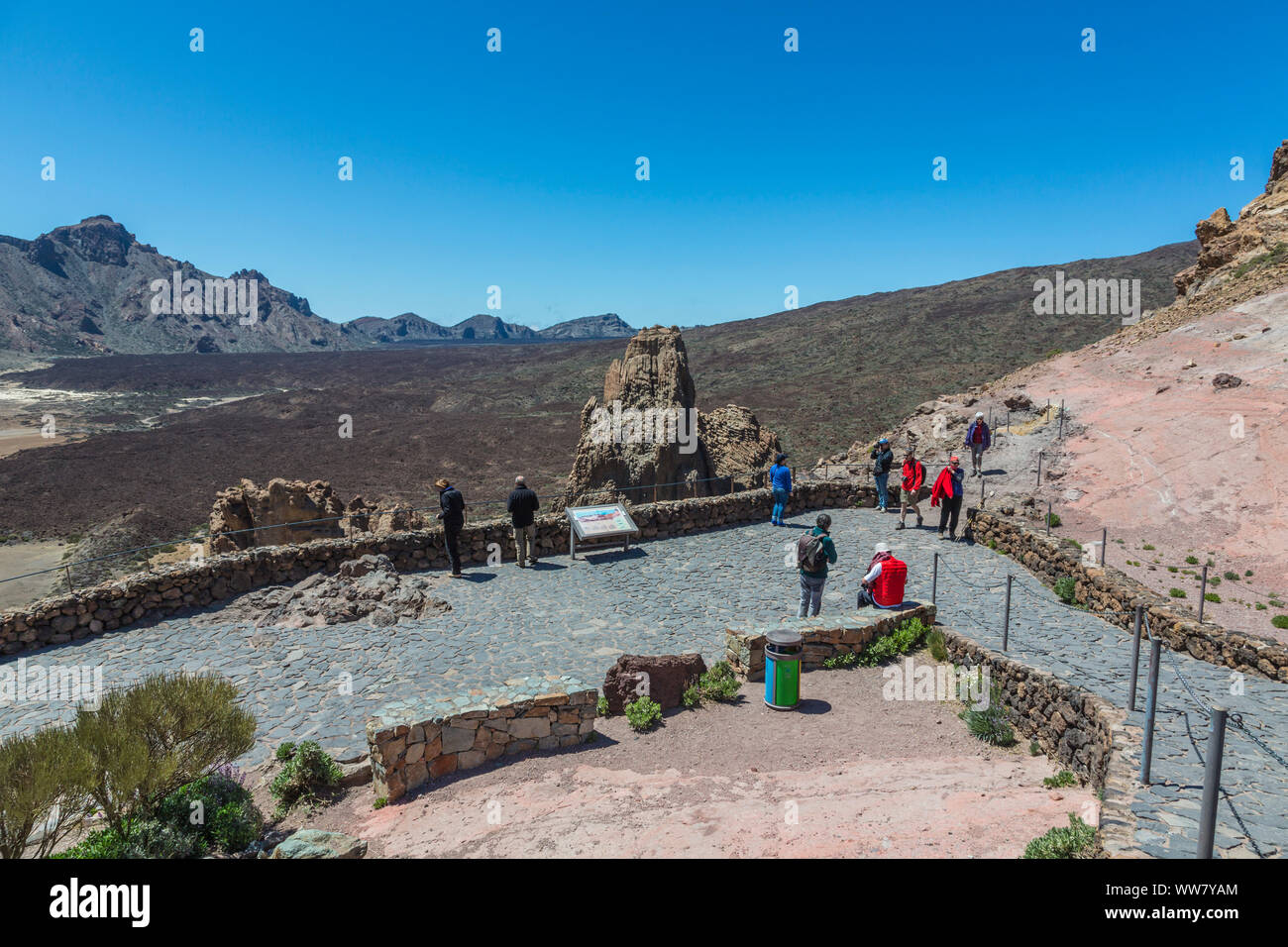 Les touristes à la rock formations La Garcia, Teide, Pico del Teide, 3718 m, la plus haute montagne d'Espagne, Las Canadas paysage volcanique, le Parc National du Teide, UNESCO World Heritage - site naturel, Tenerife, Canaries, Espagne, Europe Banque D'Images