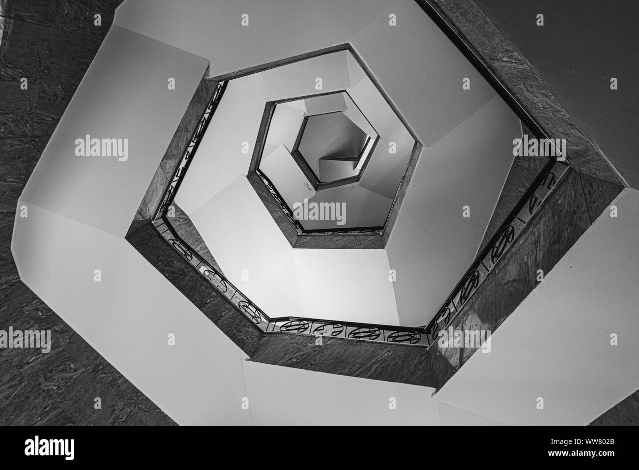 Vierge Marie statue sur le sommet de la montagne. Statue Vierge Marie, situé au sommet du mont Maghdoucheh près de Sidon, au Liban Banque D'Images