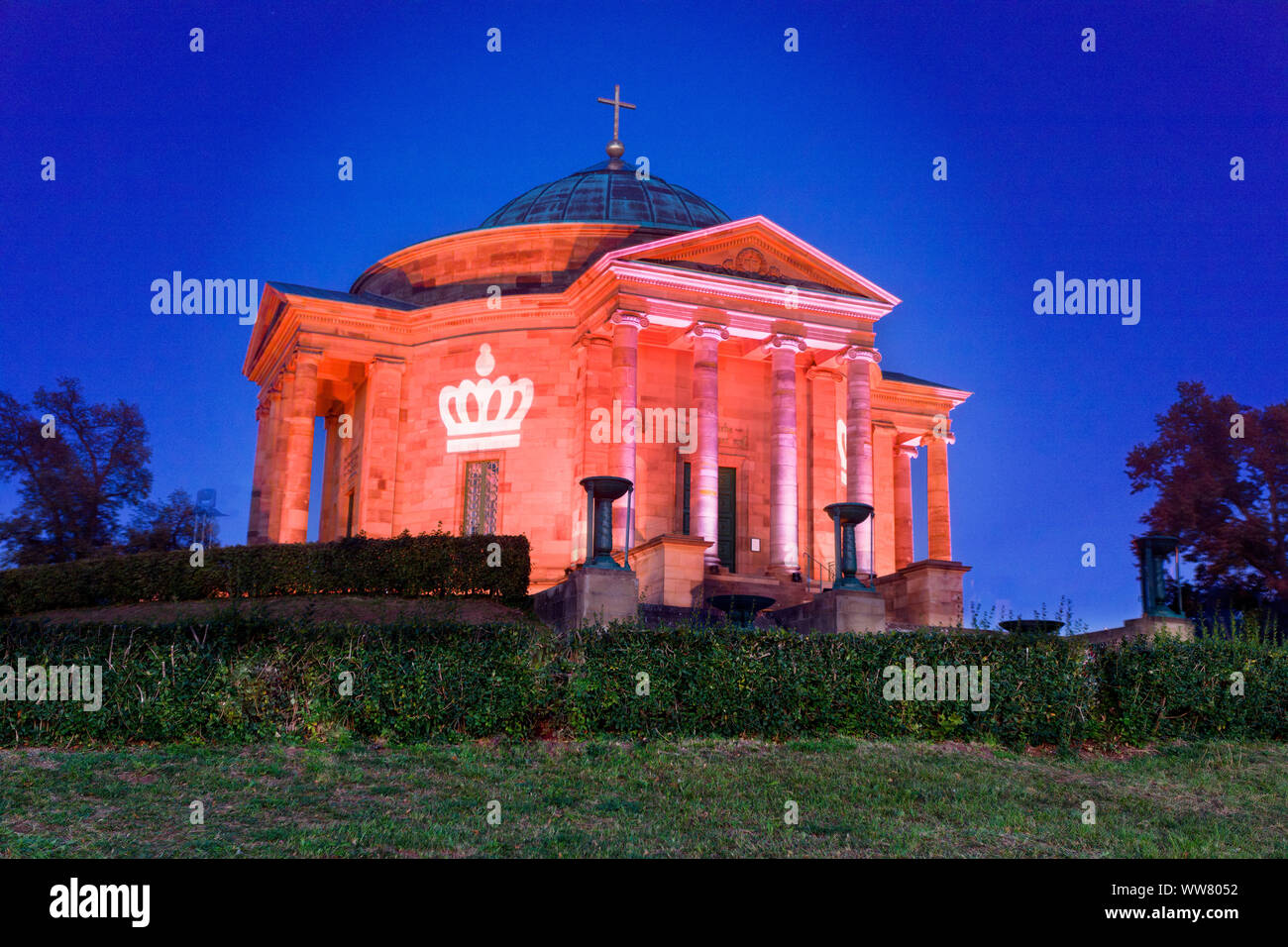 Allemagne, Stuttgart, la photographie de nuit, illuminé de couleurs tombe chapelle sur le Wurtemberg en Stuttgart-Rotenberg Banque D'Images