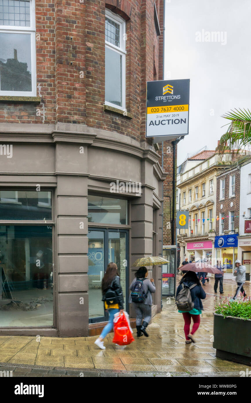 Boutique vide pour être vendu aux enchères à King's Lynn High Street. King's Lynn est une des villes de bénéficier d'un soutien du nouveau gouvernement communes Fonds. Banque D'Images