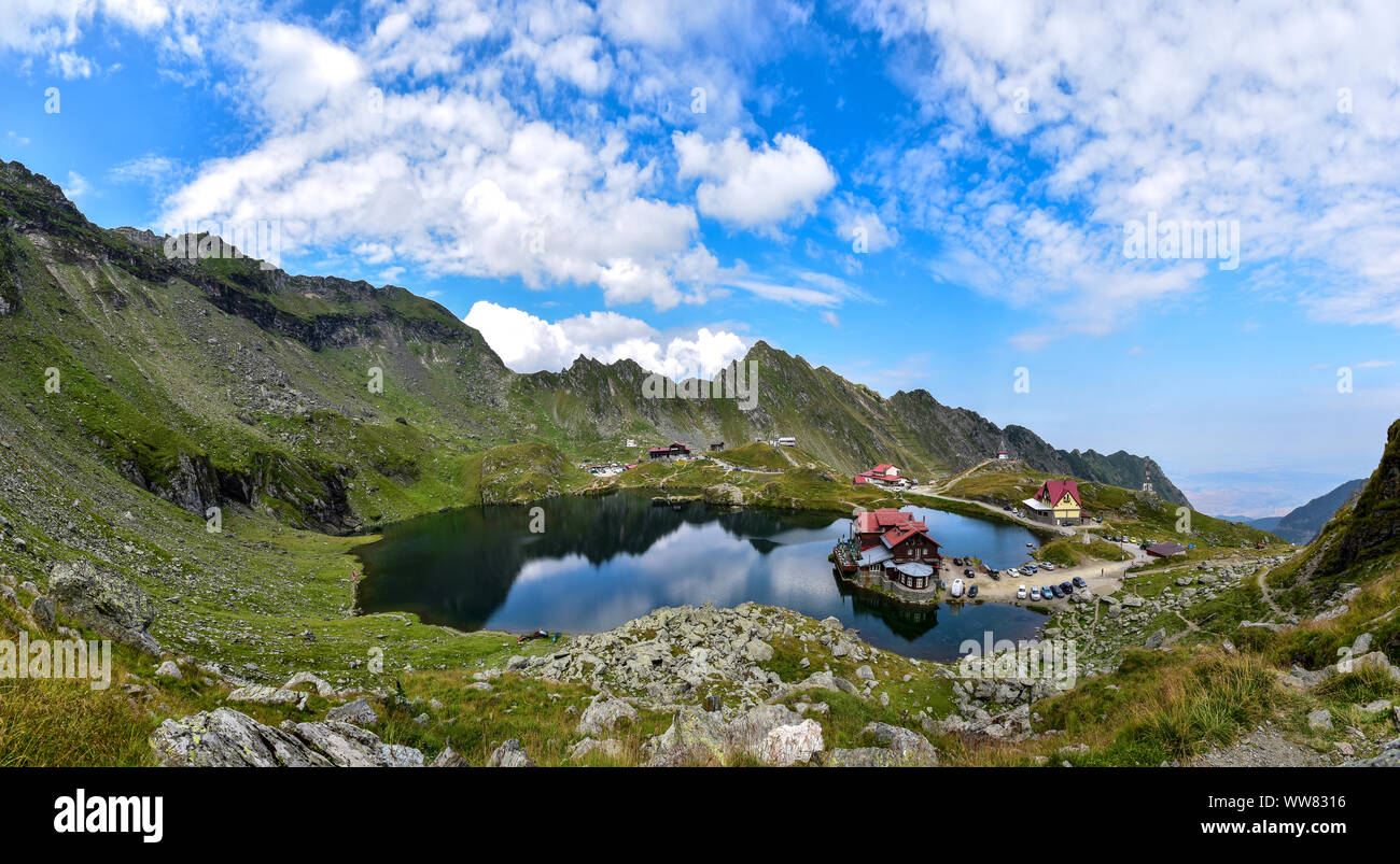Balea lac et chalet à Fagaras Mountains, Roumanie Banque D'Images