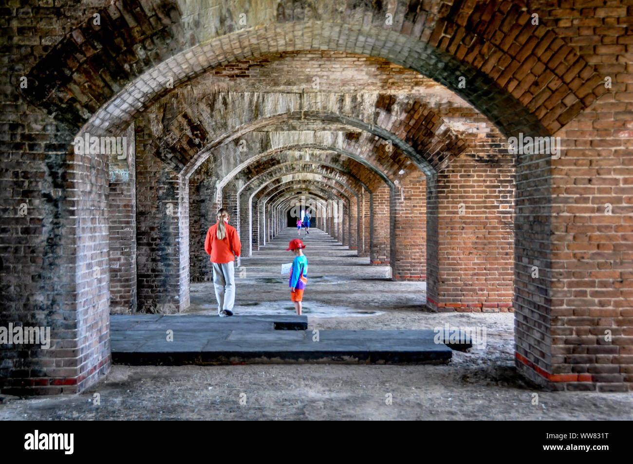 Kids explorer l'intérieur du fort Jefferson marcher sous voûtes en briques sur une famille voyage de jour à Dry Tortugas National Park de Key West, Floride. Banque D'Images