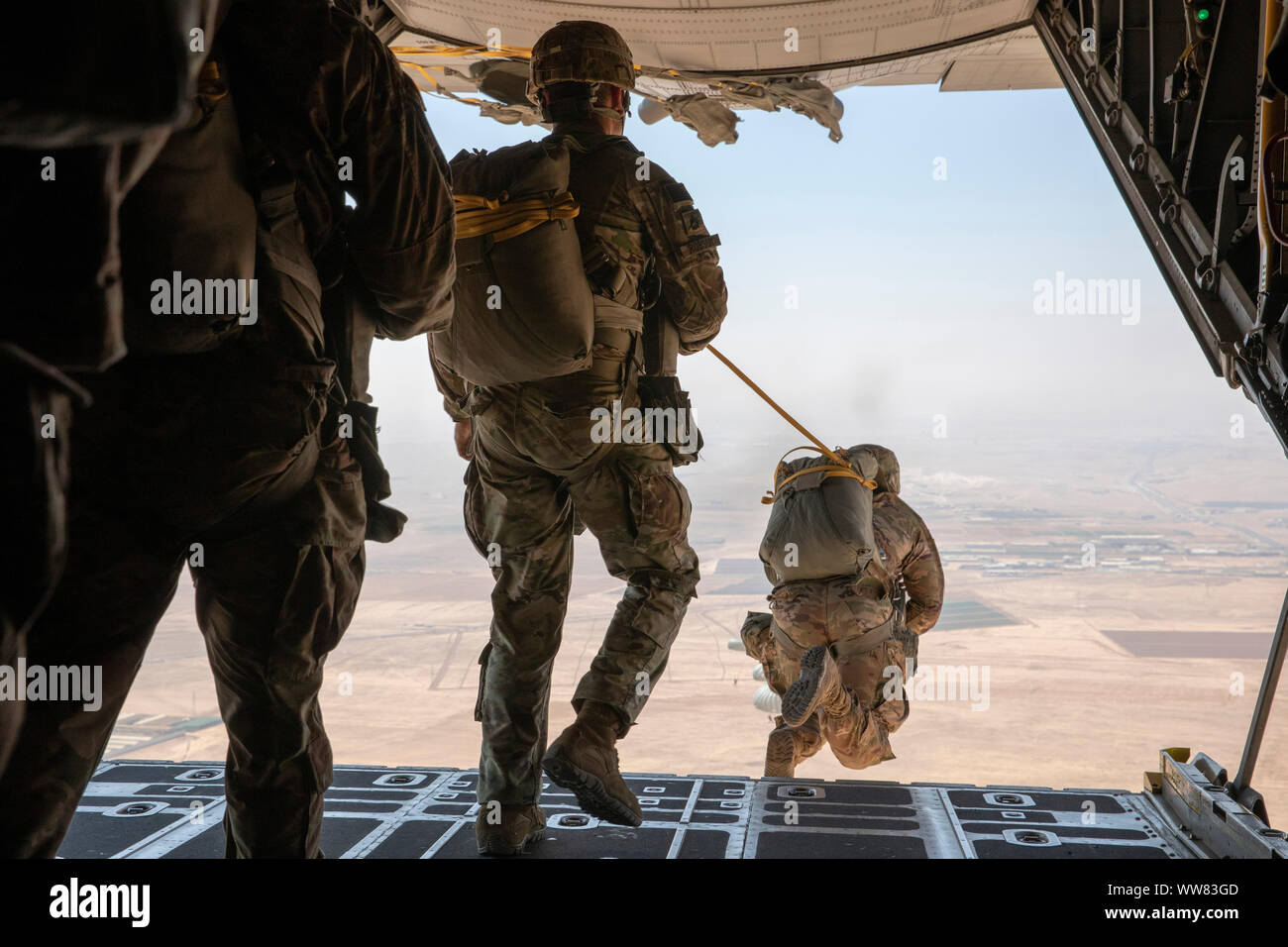 Des forces d'opérations spéciales américaines sauter d'un C-130 Hercules au cours de l'exercice multinational interarmées désireux Lion 19 près d'Amman, Jordanie, le 5 septembre 2019. 10 nations ont participé à l'opération aéroportée, appelé le saut de l'amitié, de renforcer les relations entre les nations participantes et de mettre en valeur leur interopérabilité. (U.S. Photo de l'armée par la CPS. Ange Ruszkiewicz) Banque D'Images