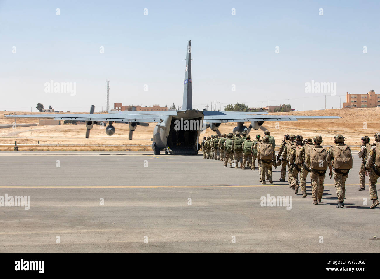 Les forces spéciales de plusieurs pays à bord d'un C-130 Hercules au cours de l'exercice multinational interarmées désireux Lion 19 au King Abdullah II Air Base, la Jordanie, le 5 septembre 2019. 10 nations ont participé à l'opération aéroportée, appelé le saut de l'amitié, de renforcer les relations entre les nations participantes et de mettre en valeur leur interopérabilité. (U.S. Photo de l'armée par la CPS. Ange Ruszkiewicz) Banque D'Images