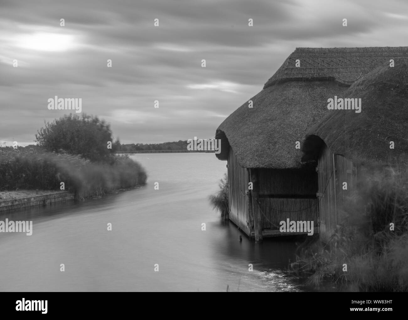 Noir et blanc d'une longue exposition à bateaux sur chaume Hickling Large, Norfolk Banque D'Images