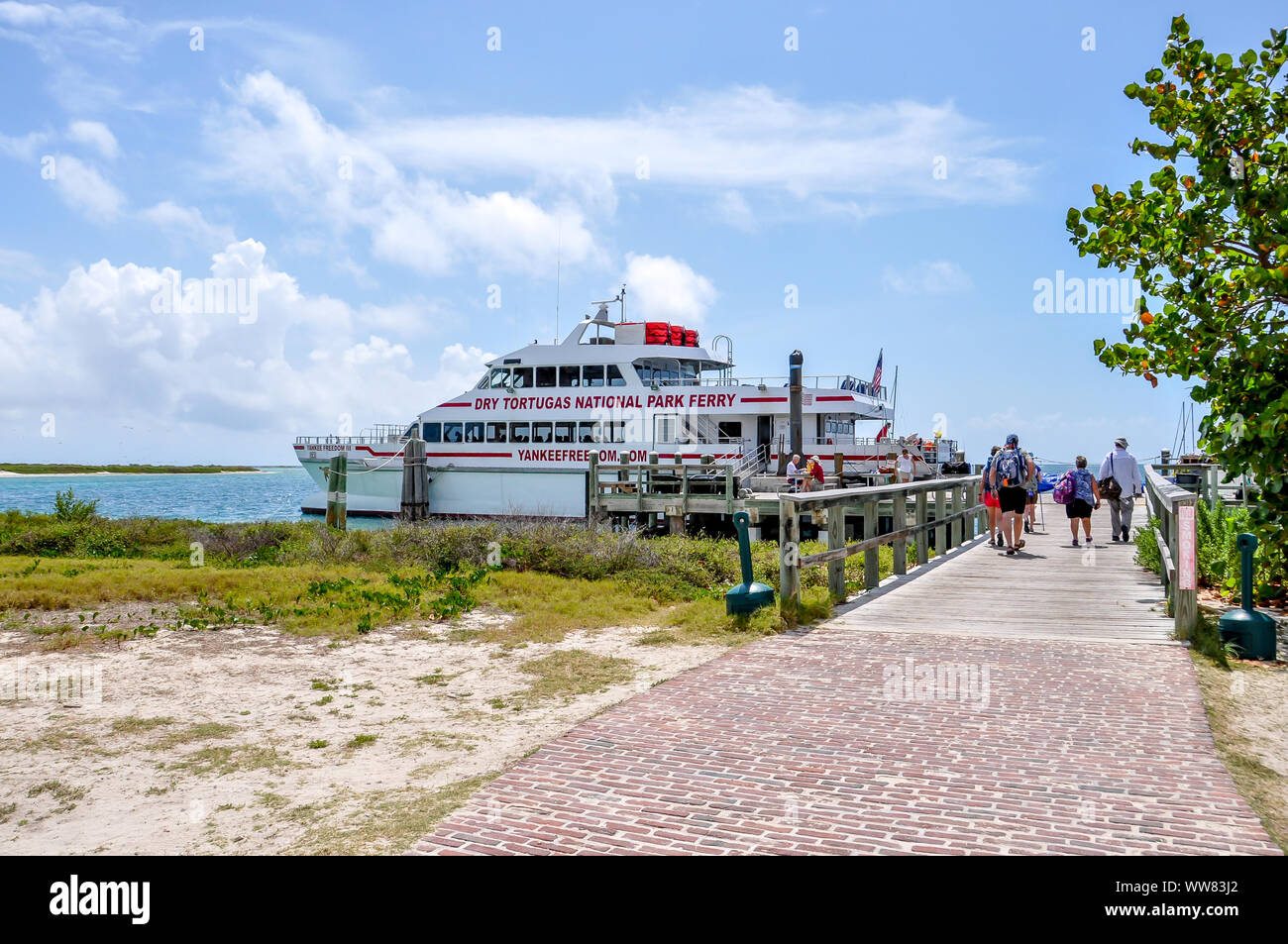 Ferry desservant le parc national sec de Tortugas de Key West, Floride. Les gens à bord du ferry à proximité de Fort Jefferson après une journée à l'île. Banque D'Images