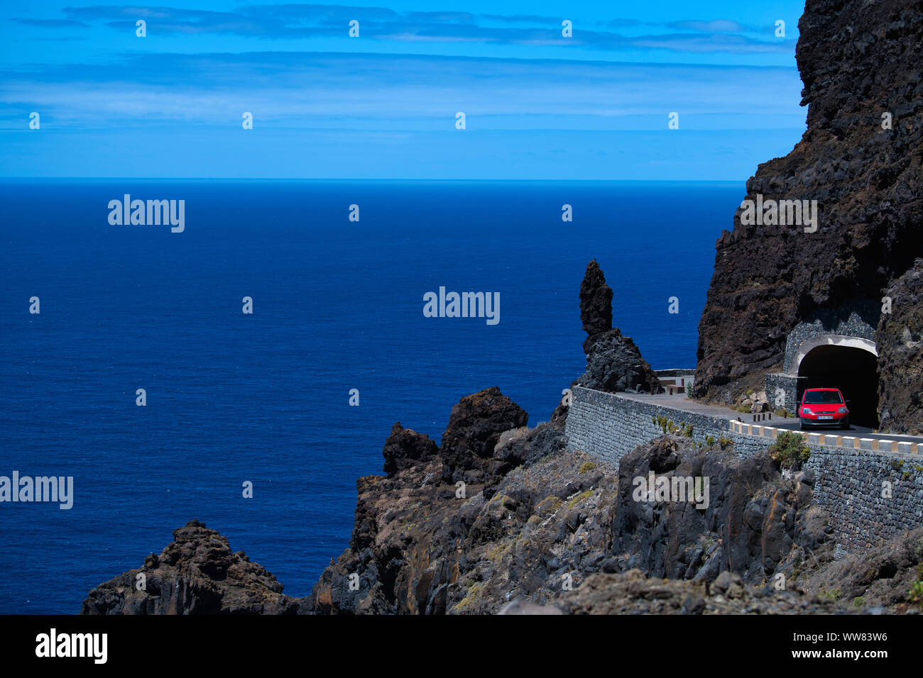 Voiture rouge de quitter la rue, tunnel de Punta de Teno, Buenavista del Norte, Tenerife, Espagne Banque D'Images