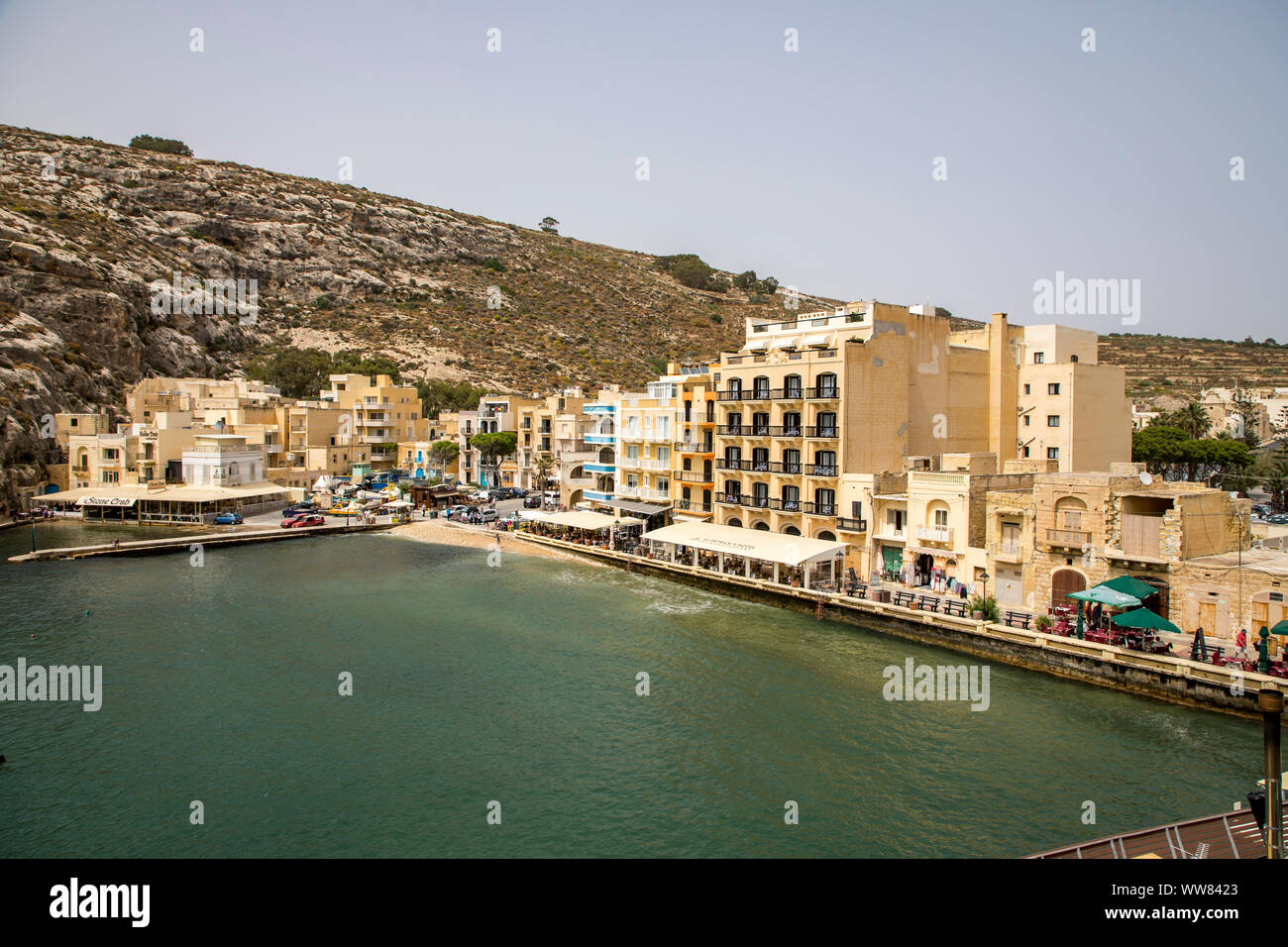 Gozo, l'île voisine de Malte, l'endroit Xlendi, dans la baie de Xlendi, côtes rocheuses, bay Banque D'Images