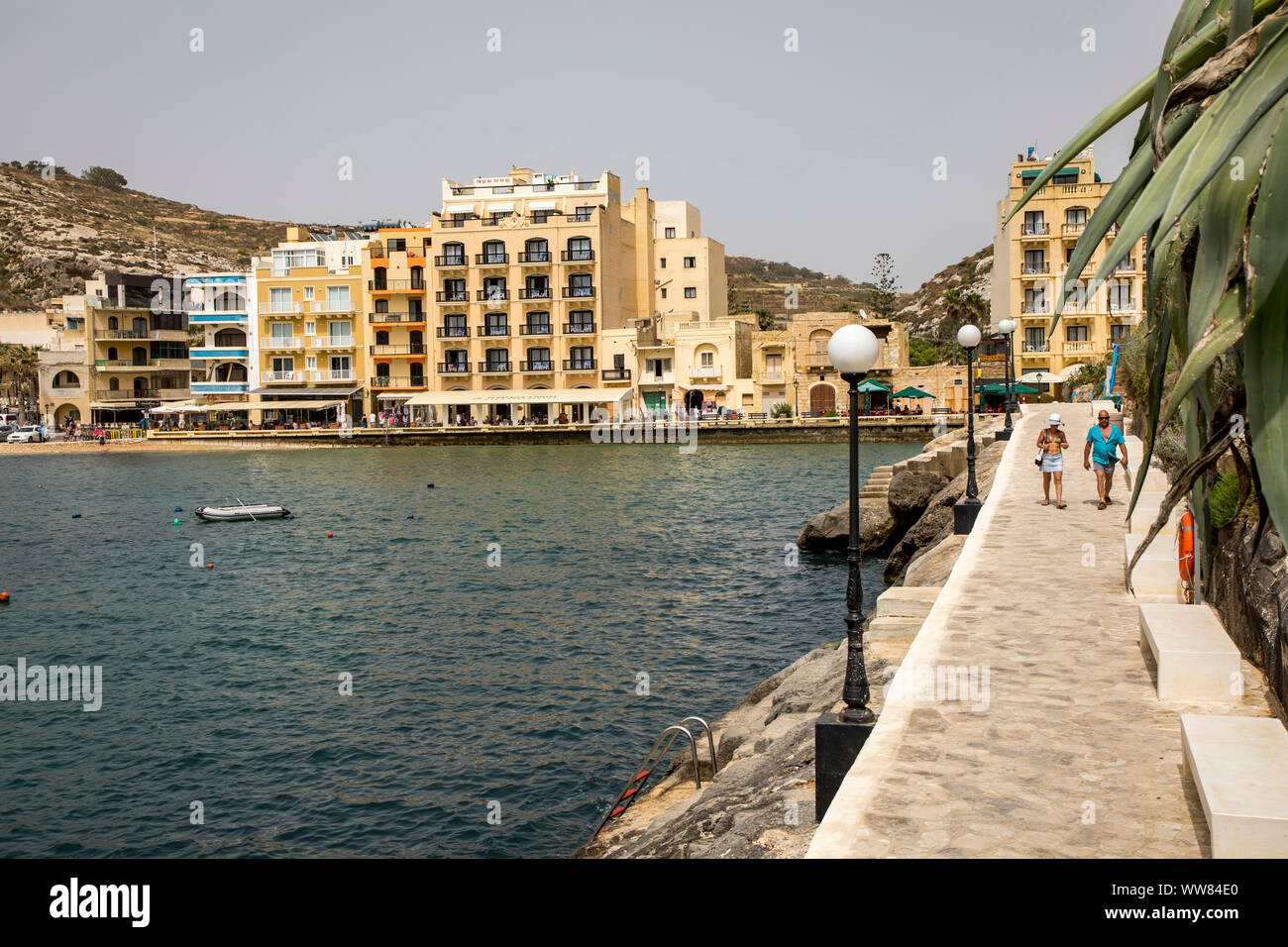 Gozo, l'île voisine de Malte, l'endroit Xlendi, dans la baie de Xlendi, côtes rocheuses, bay Banque D'Images