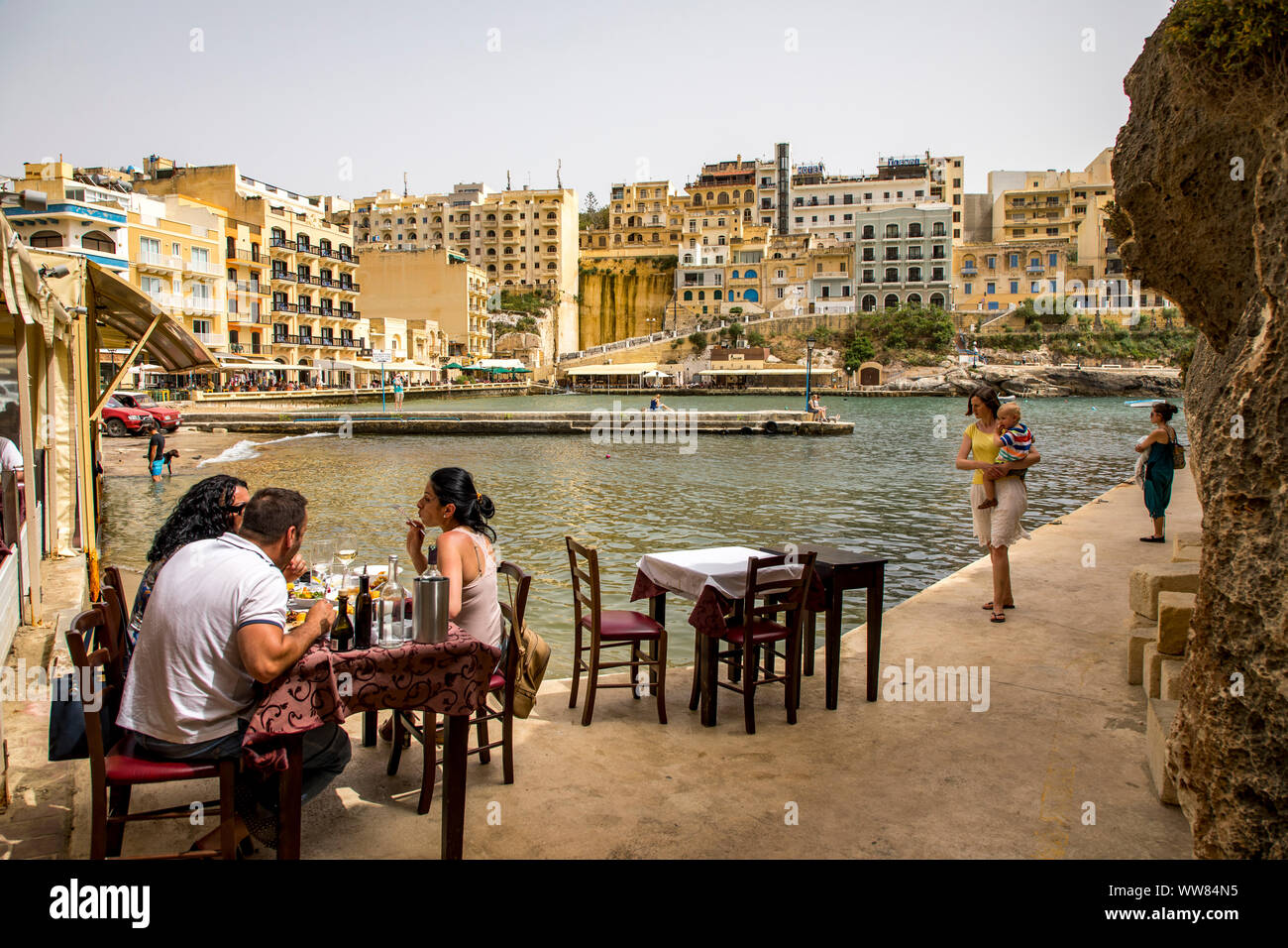 Gozo, l'île voisine de Malte, l'endroit Xlendi, dans la baie de Xlendi, côtes rocheuses, bay Banque D'Images