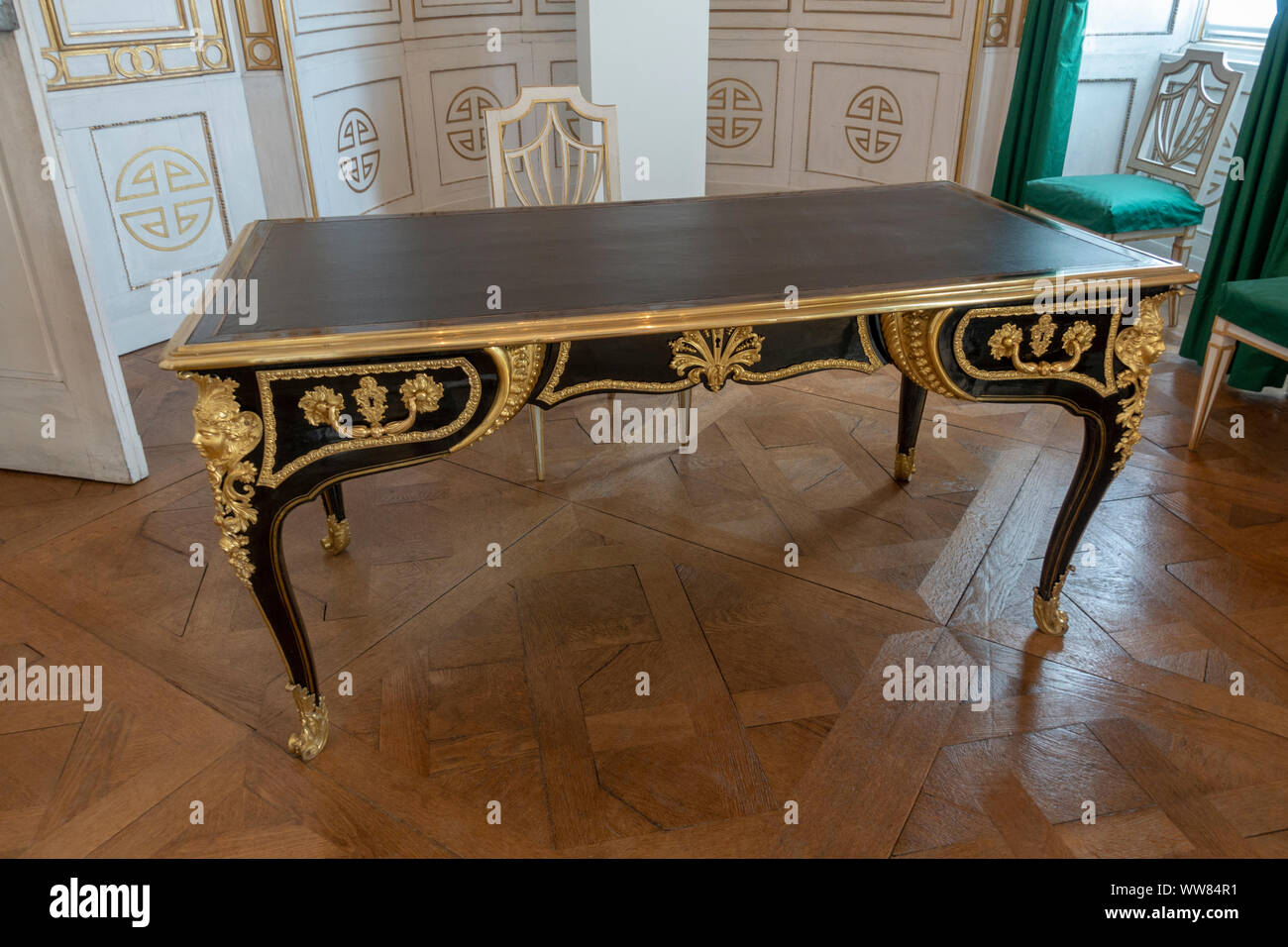 Tableau orné à l'avant de l'écriture de cabinet électeur Karl Theodor l'intérieur du Palais Nymphenburg (Schloss Nymphenburg), Munich, Bavière, Allemagne. Banque D'Images