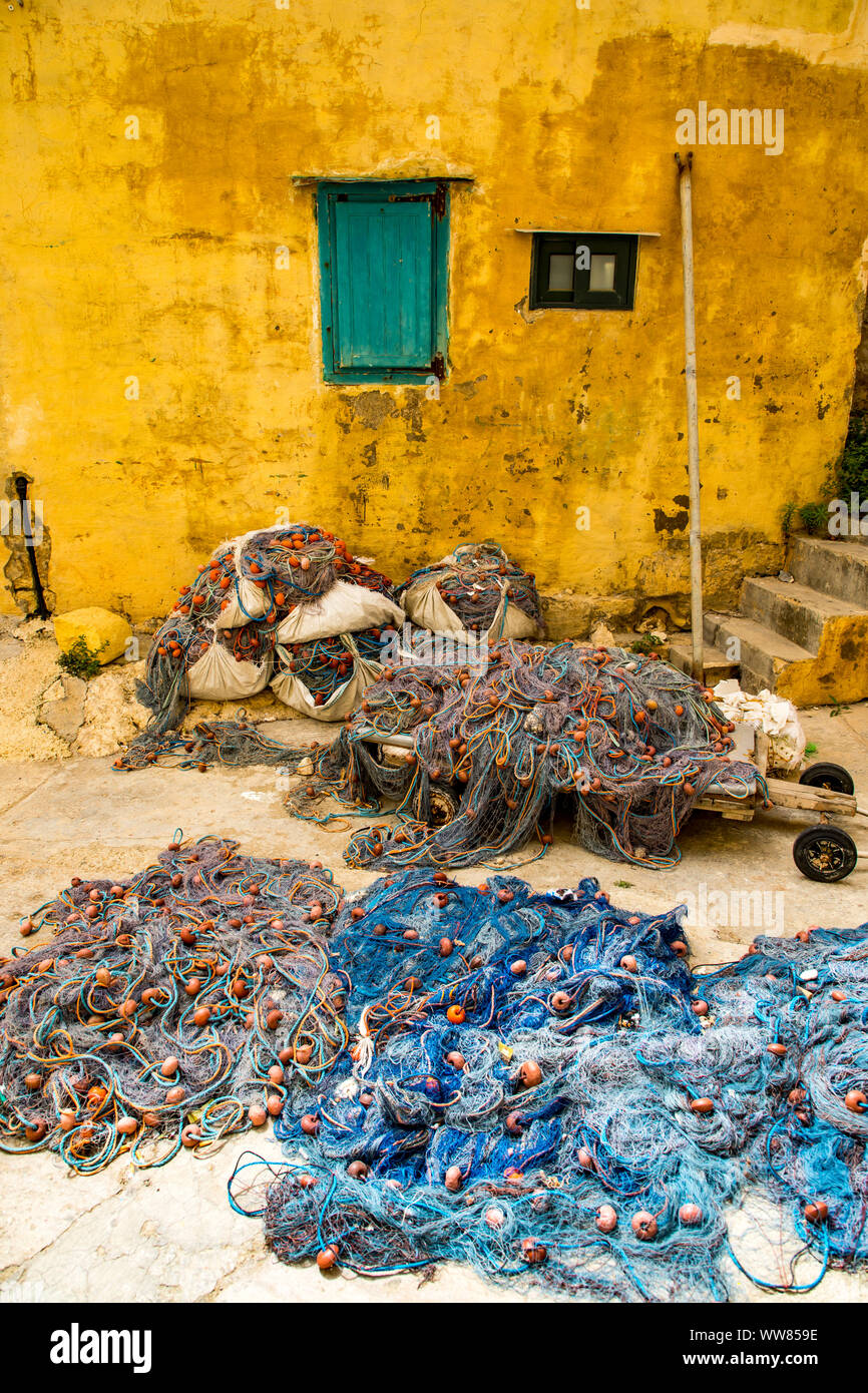 Gozo, l'île voisine de Malte, de filets de pêche dans le village de Xlendi Banque D'Images