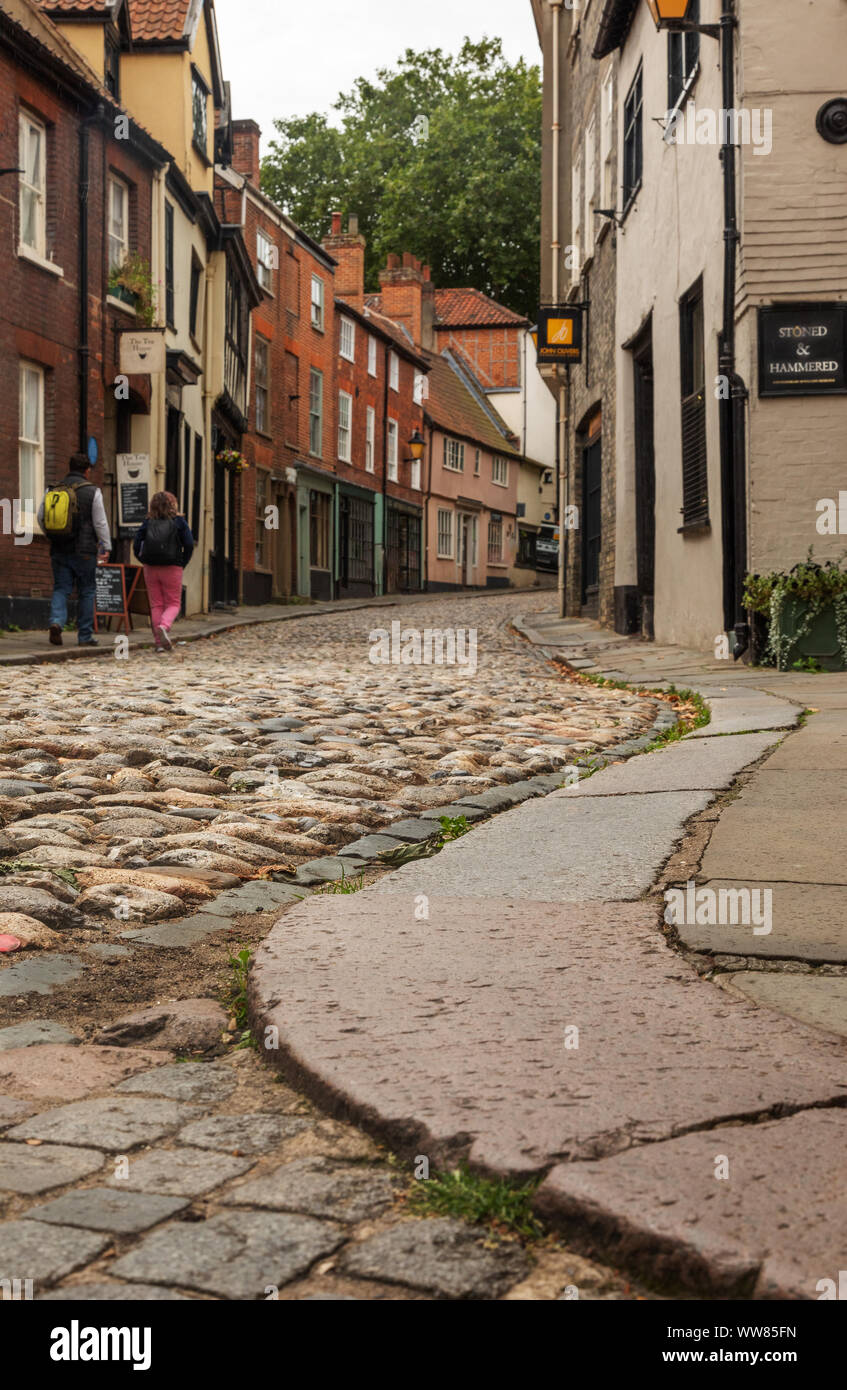 Low angle view jusqu'Elm Hill, à Norwich qui est une très jolie rue de cobble stones et Tudor boutiques et maisons. Banque D'Images