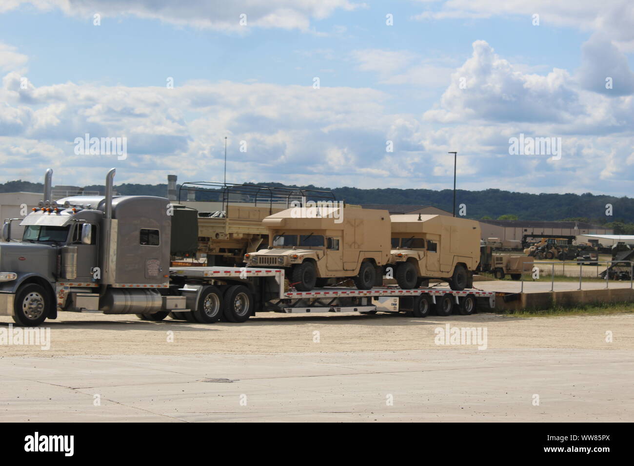 Les membres de service à Fort McCoy, Wisconsin (Etats-Unis), pour la formation à l'exercice de formation de soutien au combat 86-19-04 mener des opérations le 23 août 2019, à l'installation. L'exercice a coïncidé avec d'autres exercices qui aura lieu en août 2019 sur l'après, comme Global Medic et Patriot Warrior. La 86e tenue l'exercice dans le cadre de la réserve de l'Armée américaine du général commandant la formation de soutien au combat (CPST). Des milliers de membres de service avec l'armée ainsi que d'autres services militaires et les militaires étrangers participent à l'exercice multinational. CSTX 86-19-04 est le second des deux CSTXs par la 86e en Banque D'Images