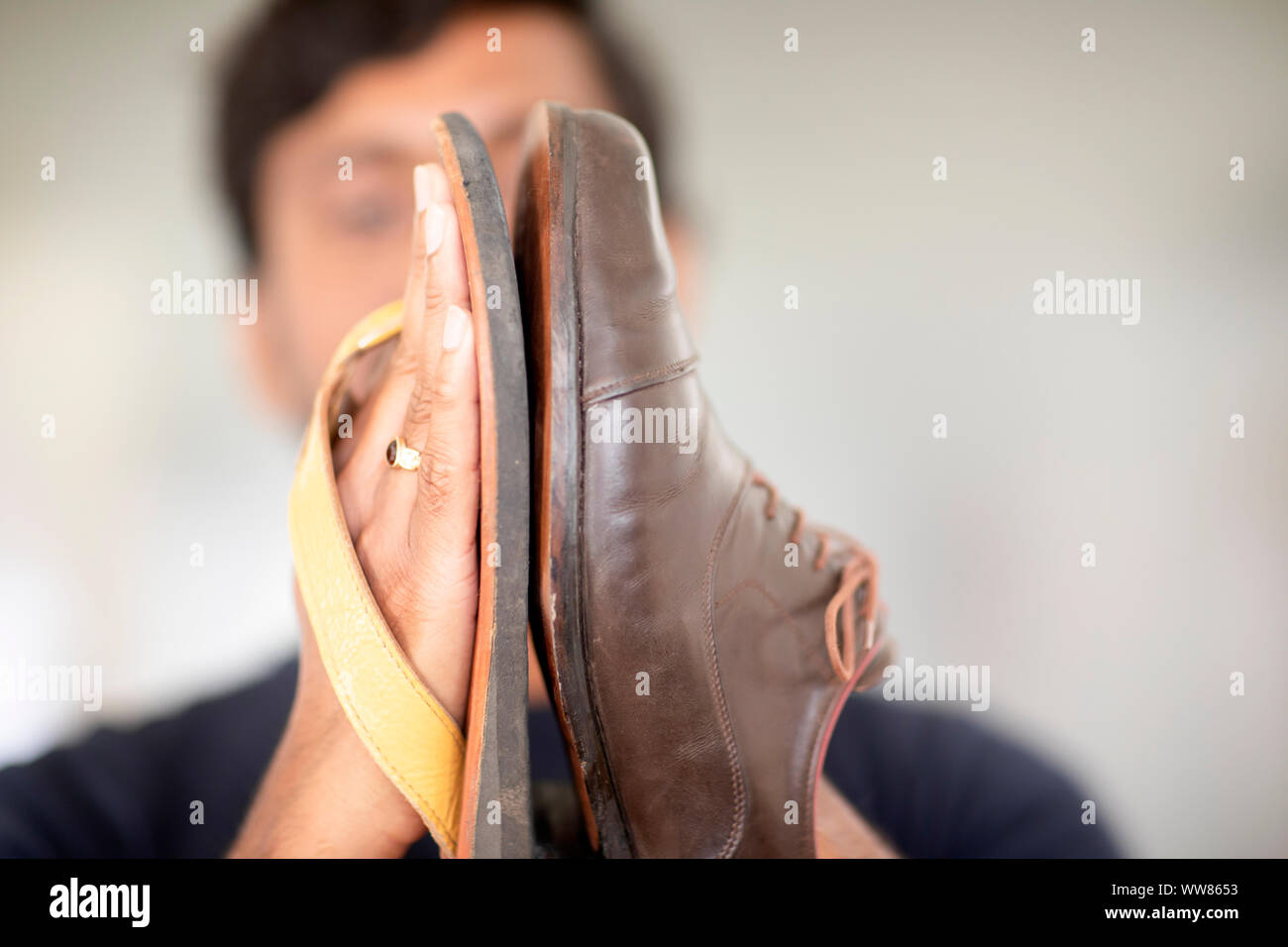 Sandale et chaussure dans les mains Banque D'Images