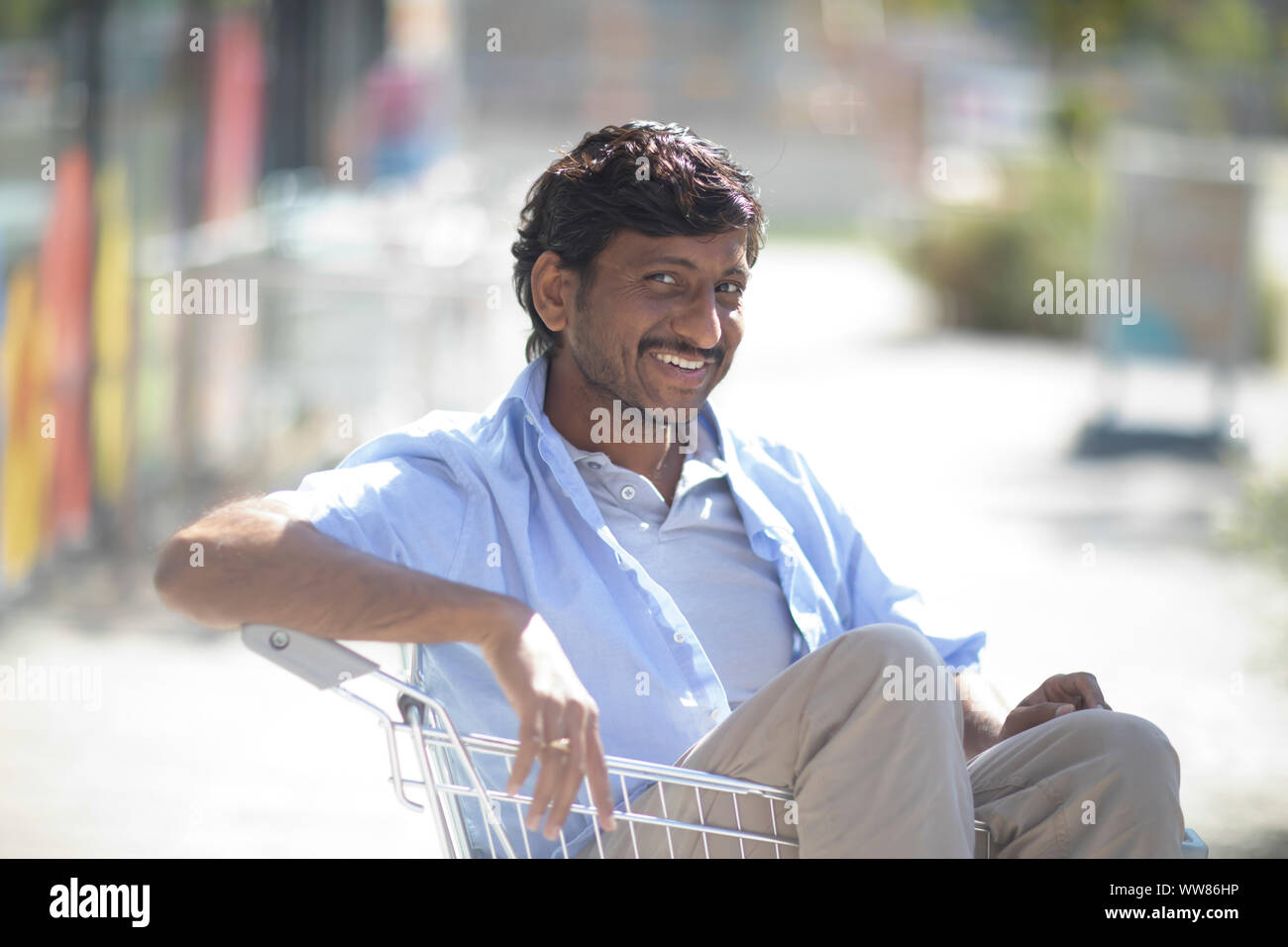 Young man sitting in shopping venture Banque D'Images